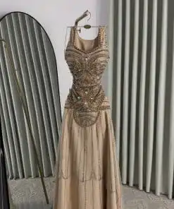 فستان سهرة بيج ذهبي فاخر مرصع بتفاصيل لامعة
