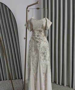 Alternative view of فستان سهرة أوف وايت فاخر مرصع بالكامل برقبة هالتر