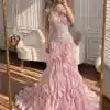 فستان سهرة وردي فاخر بكورسيه مرصع وتنورة طبقات انسيابية