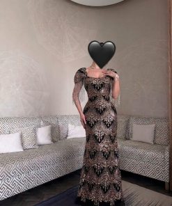 فستان سهرة فاخر مطرز بالترتر الذهبي مع أكمام مزينة بالشراشيب