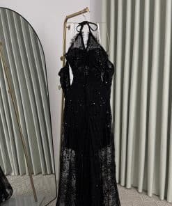 Alternative view of فستان سهرة أسود أنيق بياقة هالتر وأكمام دانتيل فاخرة