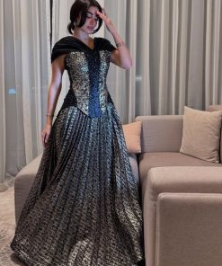 فستان سهرة أسود فاخر بكورسيه وأكمام منفوشة