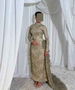 فستان سهرة زيتي فاخر بتطريز دانتيل وطبقات تول أنيقة