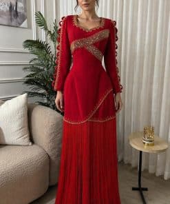 فستان سهرة أحمر بتطريز ذهبي وشراشيب فاخرة