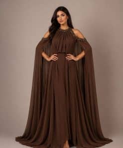 فستان سهرة بني فاخر طويل مع أكتاف مكشوفة وكاب أنيق