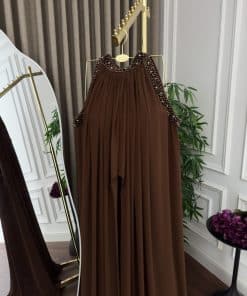 Alternative view of فستان سهرة بني فاخر طويل مع أكتاف مكشوفة وكاب أنيق