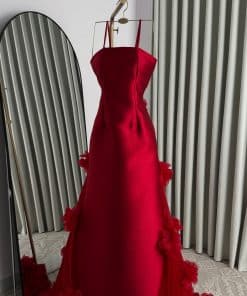 فستان سهرة أحمر فاخر وتصميم أنيق