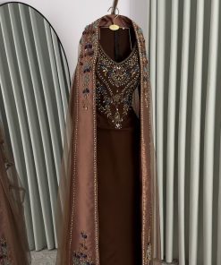 فستان سهرة بني فاخر مع كاب مطرز بتفاصيل ملونة