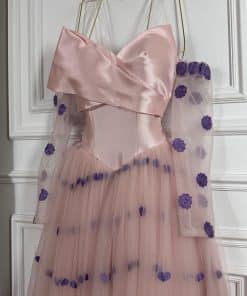 Alternative view of فستان سهرة وردي منفوش بتطريز زهور بنفسجية فاخر