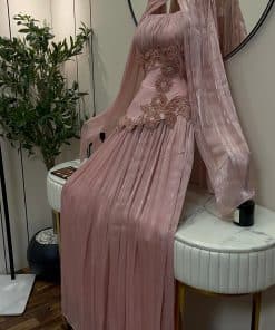 Alternative view of فستان سهرة وردي غباري فاخر بكسرات وتطريز ورود أنيق