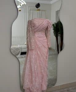 فستان سهرة وردي فاخر بأكتاف مكشوفة وأكمام طويلة