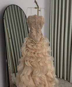 فستان سهرة شامبين فاخر بطبقات كشكش وتطريز لامع