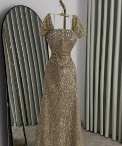 فستان سهرة ذهبي فاخر مطرز بالكامل بأكمام أنيقة