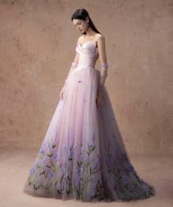 فستان سهرة وردي منفوش بتطريز زهور بنفسجية فاخر