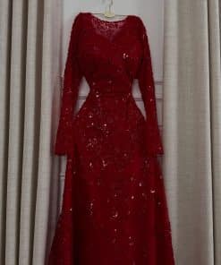 فستان سهرة أحمر مطرز بالترتر بأكمام طويلة