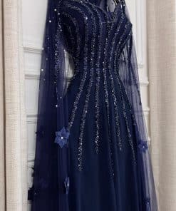 Alternative view of فستان سهرة كحلي فاخر بتطريز لامع وكاب تول أنيق