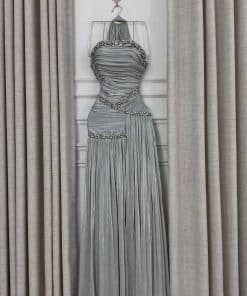 فستان سهرة رمادي فضي فاخر بكسرات وأحجار لامعة