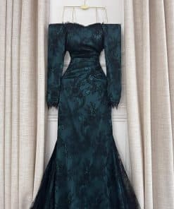 Alternative view of فستان سهرة أخضر زمردي دانتيل بأكتاف مكشوفة وأكمام طويلة