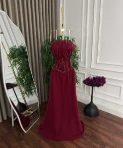 Alternative view of فستان سهرة أحمر فاخر بتطريز خرز وقصة راقية