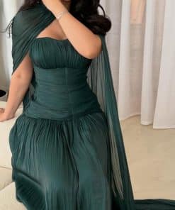 فستان سهرة أخضر داكن فاخر بكاب طويل وتصميم راقٍ