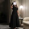 فستان سهرة أسود بأكتاف مكشوفة أنيق