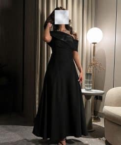فستان سهرة أسود بأكتاف مكشوفة أنيق