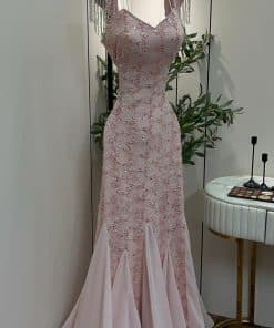 فستان سهرة وردي فاتح فاخر مطرز بالخرز وقصة ميرميد