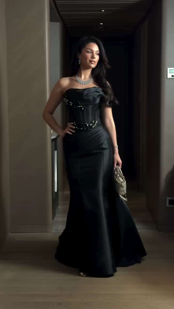 فستان سهرة أسود فاخر بتطريز أزرق/أخضر وذيل أنيق