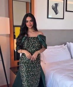 فستان سهرة أخضر زمردي بذيل طويل وأكتاف مميزة