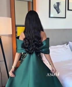 Alternative view of فستان سهرة أخضر زمردي بذيل طويل وأكتاف مميزة