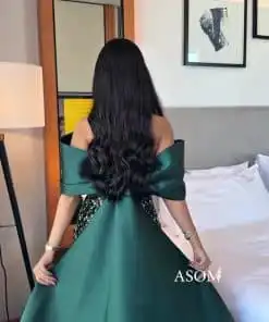 Alternative view of فستان سهرة أخضر زمردي بذيل طويل وأكتاف مميزة