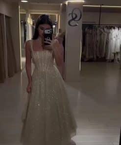 فستان مناسبة لامع بتصميم كورسيه فاخر وتنورة منفوشة