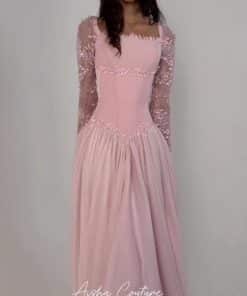 فستان سهرة وردي أنيق مطرز بتفاصيل براقة