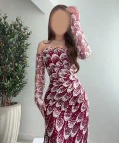 فستان سهرة فاخر مطرز بالكريستال مع أكمام شفافة