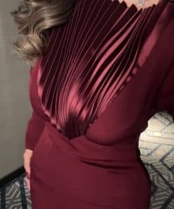 فستان سهرة عنابي أكمام طويلة تصميم راقٍ