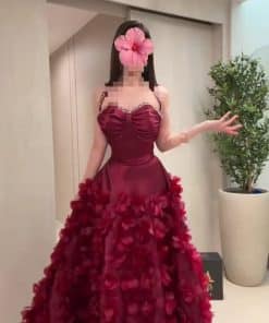 فستان سهرة نبيتي بدون أكمام بتنورة ورود بارزة وتصميم أميري