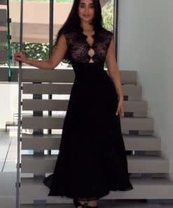 فستان سهرة أسود طويل بدانتيل فاخر وقصة ناعمة