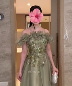 Alternative view of فستان سهرة أخضر سيج فاخر بتطريز لامع وكشكشة ناعمة