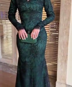 فستان سهرة أخضر زمردي دانتيل بأكتاف مكشوفة وأكمام طويلة