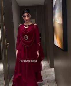 فستان سهرة أحمر فاخر بتطريز ذهبي وقصة ملكية