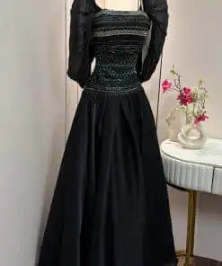 Alternative view of فستان سهرة أسود فاخر مطرز