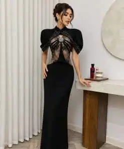 فستان سهرة أسود فاخر بتفاصيل دانتيل وكريستال بتصميم ملكي