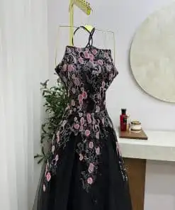 Alternative view of فستان سهرة أسود منفوش بتطريز وردي
