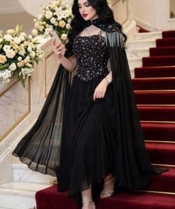 فستان سهرة أسود فاخر من متجر روزيتا بتوب مطرز وكاب شيفون