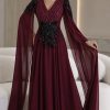 فستان سهرة عنابي طويل بتطريز أسود فاخر