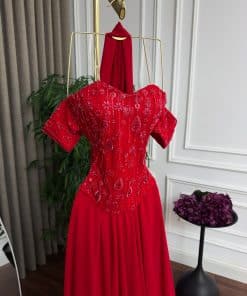 Alternative view of فستان سهرة قطعتين أحمر أوف شولدر