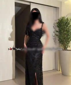 فستان سهرة أسود فاخر بتطريز لامع وقصة أنيقة بفتحة أمامية