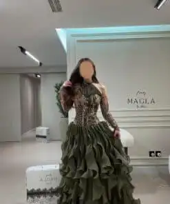 فستان سهرة أخضر فاخر بطبقات دراماتيكية وتطريز كريستالي