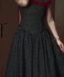 فستان ميدي أسود منقط بياقة كشكش حمراء