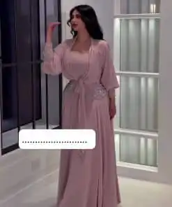 فستان سهرة طويل وردي غباري بتطريز فاخر وحزام أنيق